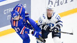 Защитник СКА Вячеслав ВОЙНОВ (слева) и нападающий московского