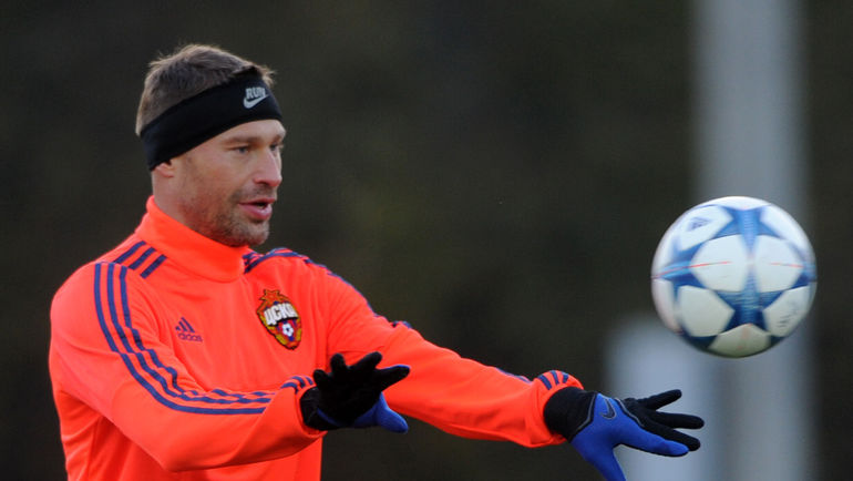 Василий БЕРЕЗУЦКИЙ пока наблюдает за игрой команды со стороны из-за травмы, которая, возможно, была получена из утомленности. Фото Федор УСПЕНСКИЙ, Василий БЕРЕЗУЦКИЙ пока наблюдает за игрой команды со стороны из-за травмы, которая, возможно, была получена из утомленности. Фото Федор УСПЕНСКИЙ,