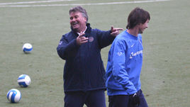 Первый иностранный тренер сборной России по футболу Гус ХИДДИНК и Егор ТИТОВ, который был дисквалифицирован на год после бромантановой истории в 2003 году.