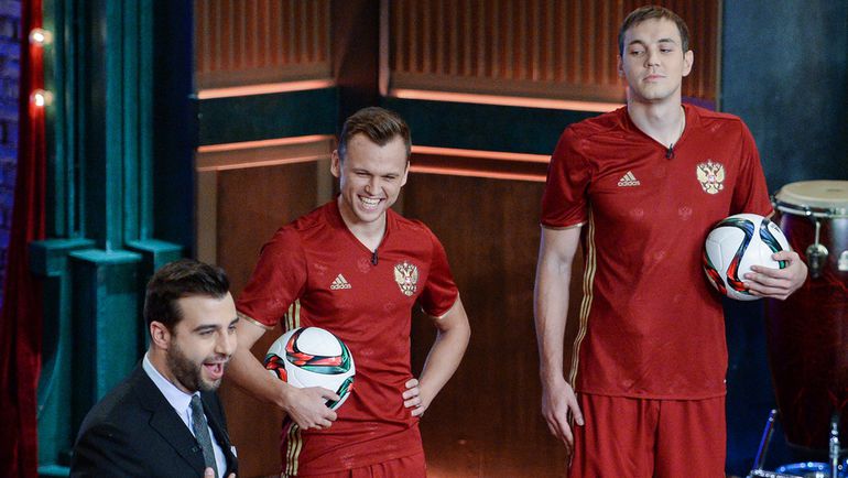 Денис ЧЕРЫШЕВ (в центре) вместе с Артемом ДЗЮБОЙ (справа) и Иваном УРГАНТОМ представляет новую форму сборной России. Фото Александр ВИЛЬФ Денис ЧЕРЫШЕВ (в центре) вместе с Артемом ДЗЮБОЙ (справа) и Иваном УРГАНТОМ представляет новую форму сборной России. Фото Александр ВИЛЬФ