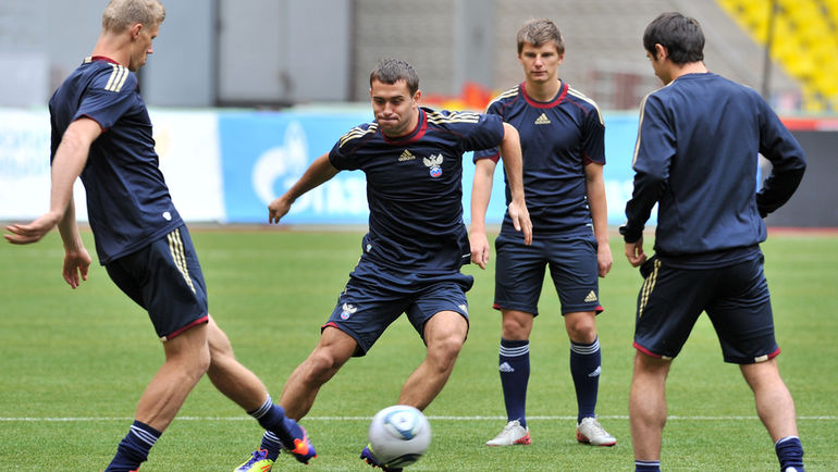 Сентябрь 2011 года. Павел ПОГРЕБНЯК, Андрей АРШАВИН, Александр КЕРЖАКОВ и Алан ДЗАГОЕВ на тренировке сборной России. Фото Алексей ИВАНОВ, AFP Сентябрь 2011 года. Павел ПОГРЕБНЯК, Андрей АРШАВИН, Александр КЕРЖАКОВ и Алан ДЗАГОЕВ на тренировке сборной России. Фото Алексей ИВАНОВ, AFP