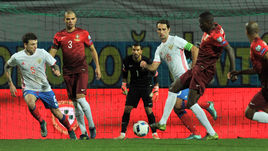 Суббота. Краснодар. Россия - Португалия - 1:0. В центре - автор единственного гола Роман ШИРОКОВ.