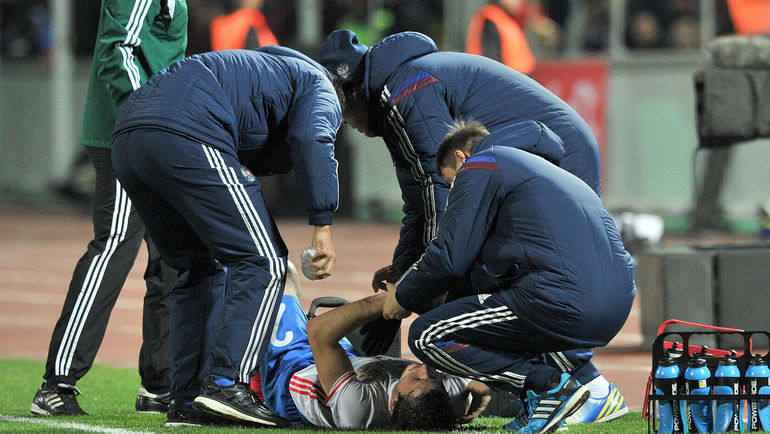 Олег КУЗЬМИН не смог доиграть встречу. Фото Алексей ИВАНОВ, Олег КУЗЬМИН не смог доиграть встречу. Фото Алексей ИВАНОВ,