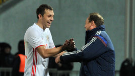 Суббота. Краснодар. Россия - Португалия - 1:0. Леонид СЛУЦКИЙ (справа) и Артем ДЗЮБА.