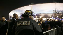 Пятница. Париж. Полицейский у