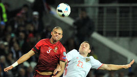 Суббота. Краснодар. Россия - Португалия - 1:0. Артем ДЗЮБА (№22) против ПЕПЕ.