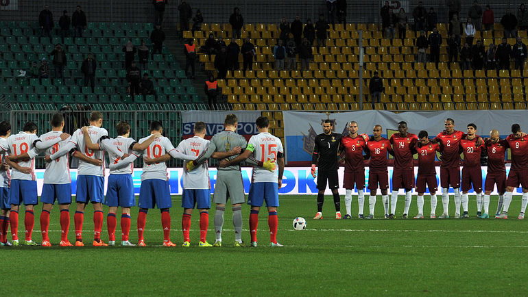 Минута молчания перед началом встречи. Фото Алексей ИВАНОВ, Минута молчания перед началом встречи. Фото Алексей ИВАНОВ,