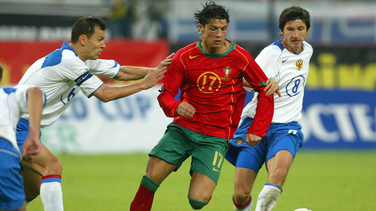 7 сентября 2005 года. Москва. Россия - Португалия - 0:0. Сергей ИГНАШЕВИЧ (слева) и Евгений АЛДОНИН (справа) в борьбе с КРИШТИАНУ РОНАЛДУ. Фото Александр ФЕДОРОВ, 7 сентября 2005 года. Москва. Россия - Португалия - 0:0. Сергей ИГНАШЕВИЧ (слева) и Евгений АЛДОНИН (справа) в борьбе с КРИШТИАНУ РОНАЛДУ. Фото Александр ФЕДОРОВ,