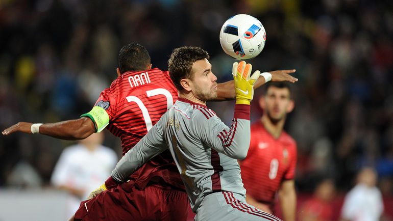 Суббота. Краснодар. Россия - Португалия - 1:0. 89-я минута. В борьбе Игорь АКИНФЕЕВ и НАНИ. Фото Алексей ИВАНОВ, Суббота. Краснодар. Россия - Португалия - 1:0. 89-я минута. В борьбе Игорь АКИНФЕЕВ и НАНИ. Фото Алексей ИВАНОВ,