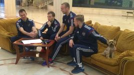 Воскресенье. Ростов-на-Дону. Артем РЕБРОВ, Роман ШИШКИН, Денис ГЛУШАКОВ, Иван НОВОСЕЛЬЦЕВ и его собака по кличке Лаки (слева направо).