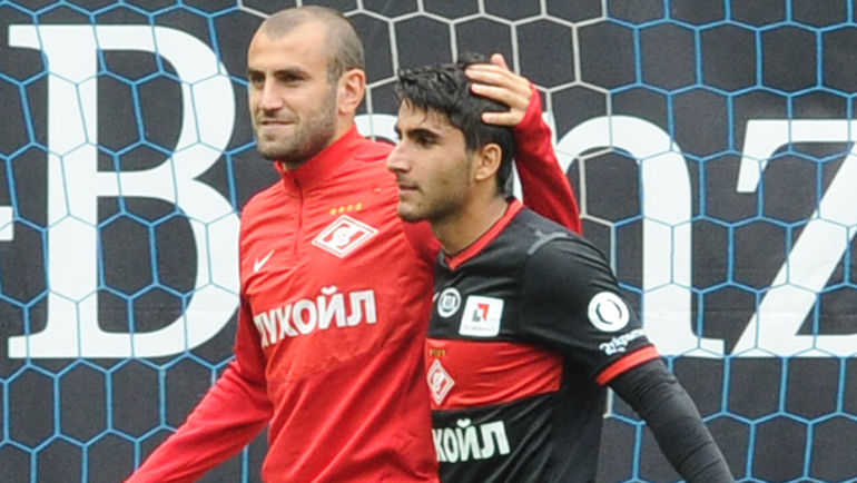 Юра МОВСИСЯН и Арас ЕЗБИЛИС в открытую критикуются со стороны болельщиков. Фото Никита УСПЕНСКИЙ, Юра МОВСИСЯН и Арас ЕЗБИЛИС в открытую критикуются со стороны болельщиков. Фото Никита УСПЕНСКИЙ,