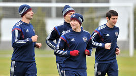 Фанаты прижали игроков сборной к автобусу 