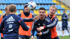 Понедельник. Ростов-на-Дону. Тренировка сборной России. Иван НОВОСЕЛЬЦЕВ (справа) и Артур ЮСУПОВ.