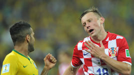 12 июня 2014 года. Сан-Паулу. Ивица ОЛИЧ (справа) в матче с Бразилией на чемпионате мира.