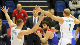 Понедельник. Москва. ЦСКА - УНИКС - 81:70. Милош ТЕОДОСИЧ пробивает оборону казанцев.