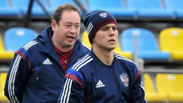 Понедельник. Ростов-на-Дону. Леонид СЛУЦКИЙ (слева) и Денис ЧЕРЫШЕВ на тренировке сборной России.