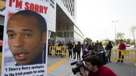 Билборд с изображением извиняющегося Тьерри Анри за игру рукой против Ирландии.