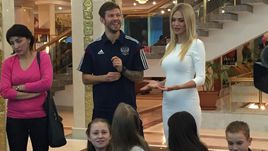 Лопырева познакомила ребят из детских домов со Смоловым и Глушаковым