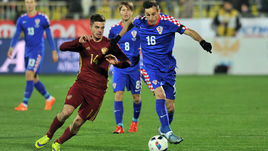 Сегодня. Ростов-на-Дону. Россия – Хорватия – 1:3. Хавбек сборной России Артур ЮСУПОВ против нападающего хорватов Николы КАЛИНИЧА (16).