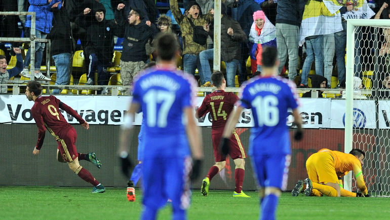 14-я минута. Федор СМОЛОВ (9) открыл счет в матче. Фото Алексей ИВАНОВ, 14-я минута. Федор СМОЛОВ (9) открыл счет в матче. Фото Алексей ИВАНОВ,