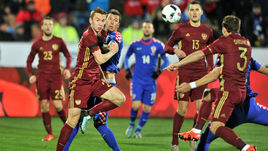 Сегодня. Ростов-на-Дону. Россия - Хорватия - 1:3. Защитники сборной России Андрей СЕМЕНОВ, Виктор ВАСИН и Роман ШИШКИН (слева направо) против нападающего хорватов Марио МАНДЖУКИЧА.