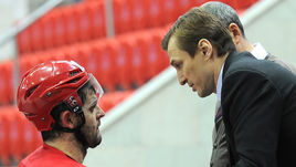 Сергею ФЕДОРОВУ (справа) предстоит нелегкая задача: убедить Александра РАДУЛОВА в том, что ЦСКА - лучшее место для продолжения карьеры.