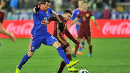 Вторник. Ростов-на-Дону. Россия - Хорватия - 1:3. В борьбе за мяч полузащитник сборной России Артур ЮСУПОВ (№ 14) и хорватский форвард Марио МАНДЖУКИЧ.