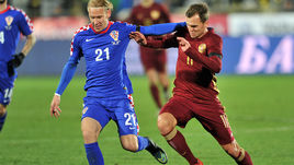 Вторник. Ростов-на-Дону. Россия - Хорватия - 1:3. Денис ЧЕРЫШЕВ (№11) в борьбе за мяч с Домагоем ВИДОЙ.