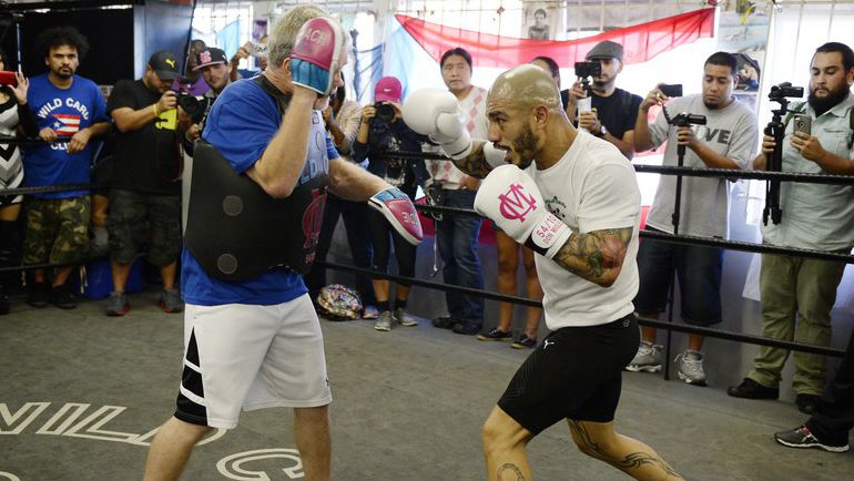 Мигель КОТТО (справа) и Фредди РОУЧ готовятся к бою с Альваресом. Фото REUTERS Мигель КОТТО (справа) и Фредди РОУЧ готовятся к бою с Альваресом. Фото REUTERS