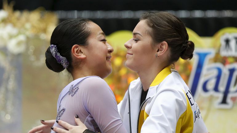 3 октября. Саитама. Мао АСАДА и Аделина СОТНИКОВА на командном турнире в Японии. Фото REUTERS 3 октября. Саитама. Мао АСАДА и Аделина СОТНИКОВА на командном турнире в Японии. Фото REUTERS