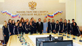 Сегодня. Москва. Виталий МУТКО (в центре) и женская сборная России.