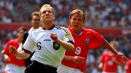 16 июня 1996 года. Манчестер. Россия – Германия – 0:3. Игорь КОЛЫВАНОВ (№ 9) против Маттиаса ЗАММЕРА в матче группового турнира Euro-96.