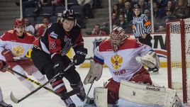 Четверг. Галифакс. Молодежная сборная России – сборная юниорской лиги Квебека – 4:6. Жюльен ГОТЬЕ (слева) атакует ворота Александра ТРУШКОВА.