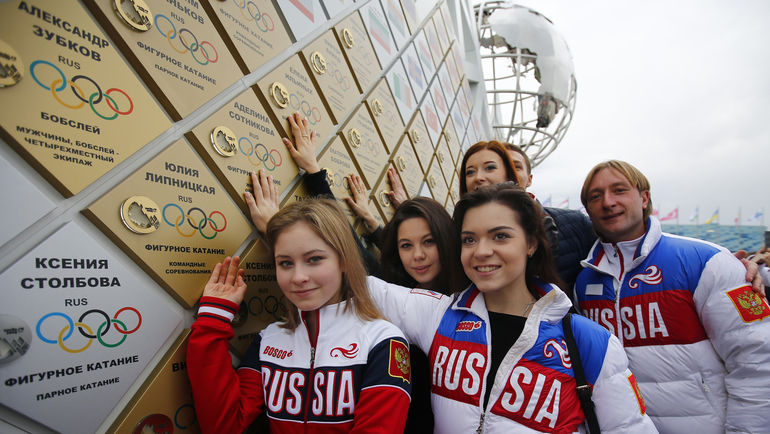 Юлия ЛИПНИЦКАЯ (слева) на праздничном шоу Юлия ЛИПНИЦКАЯ (слева) на праздничном шоу