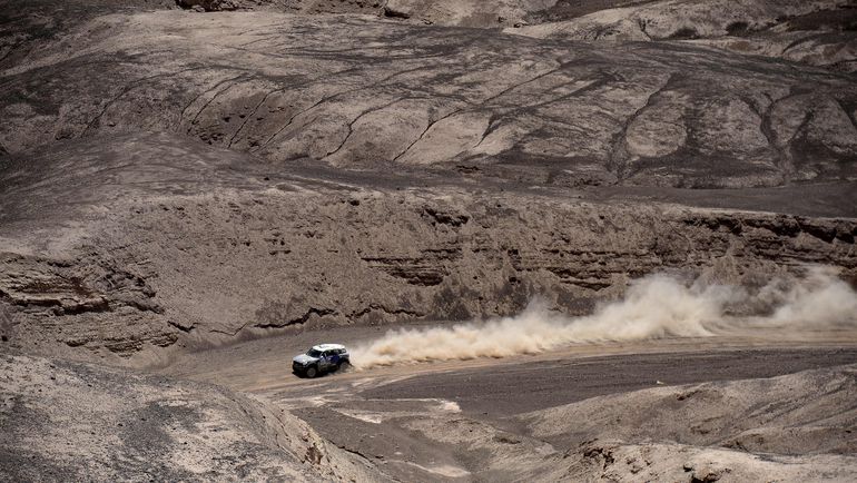 13 января 2015 года. Владимир Васильев и Константин Жильцов направляются из Икике в Каламу. Фото AFP 13 января 2015 года. Владимир Васильев и Константин Жильцов направляются из Икике в Каламу. Фото AFP