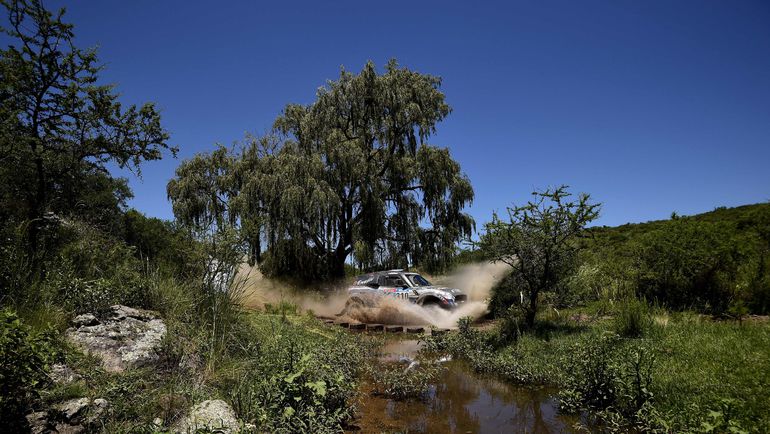 16 января 2015 года. Владимир Васильев и Константин Жильцов преодолевают брод. Фото AFP 16 января 2015 года. Владимир Васильев и Константин Жильцов преодолевают брод. Фото AFP