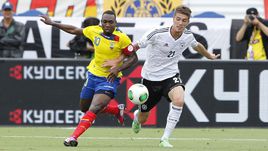 29 мая 2013 года. Флорида. Роман НОЙШТЕДТЕР (№21) в товарищеском матче сборной Германии с Эквадором.