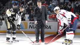 Александр ОВЕЧКИН и Евгений МАЛКИН (№71) на символическом вбрасывании с легендой НХЛ Марио ЛЕМЬЕ.