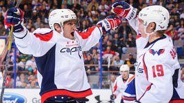 Александр ОВЕЧКИН (слева) забивает при помощи Никласа БЭКСТРЕМА, но в таком случае он вряд ли обойдет его по числу передач в столичной карьере.