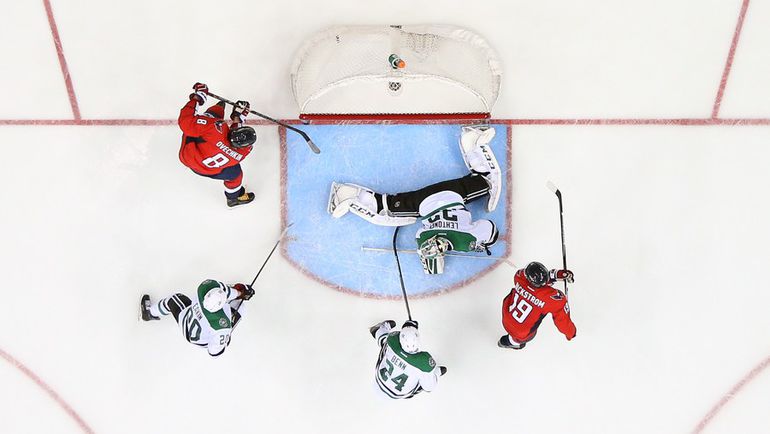 Александр ОВЕЧКИН (№8) после передачи Никласа БЭКСТРЕМА провел рекордный, 484-й гол в НХЛ. Фото AFP Александр ОВЕЧКИН (№8) после передачи Никласа БЭКСТРЕМА провел рекордный, 484-й гол в НХЛ. Фото AFP