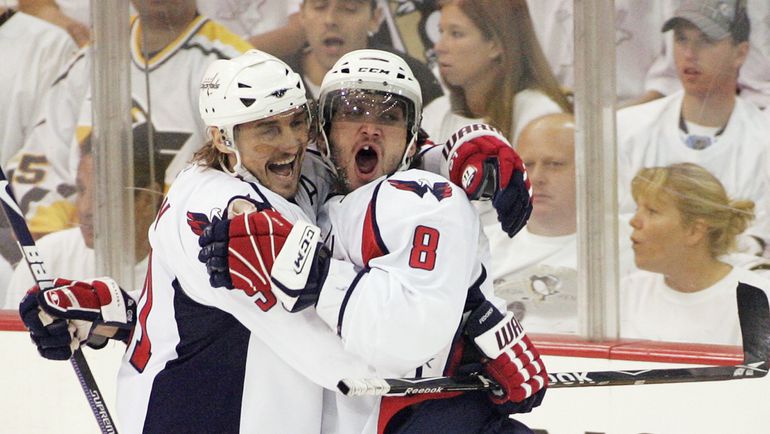 Александр ОВЕЧКИН (справа) и Сергей ФЕДОРОВ вместе играли в сборной и Александр ОВЕЧКИН (справа) и Сергей ФЕДОРОВ вместе играли в сборной и