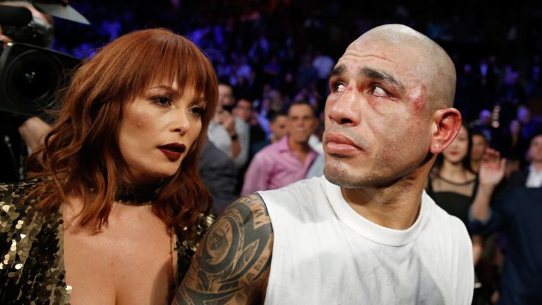 21 ноября. Лас-Вегас. Мигель КОТТО с женой Мелиссой ГУЗМАН после боя. Фото AFP 21 ноября. Лас-Вегас. Мигель КОТТО с женой Мелиссой ГУЗМАН после боя. Фото AFP