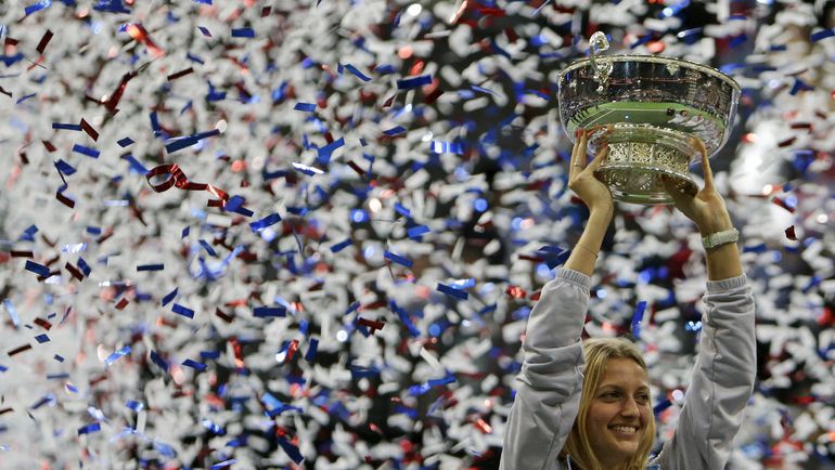 Лидер сборной Чехии Петра КВИТОВА с Кубком федерации. Фото REUTERS Лидер сборной Чехии Петра КВИТОВА с Кубком федерации. Фото REUTERS