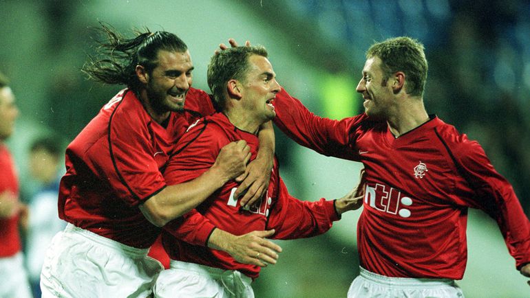 В 2001-м Роналд ДЕ БУР (в центре) и партнеры по В 2001-м Роналд ДЕ БУР (в центре) и партнеры по