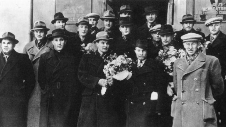 Константин БЕСКОВ (в центре с цветами) в турне забил 5 мячей и сделал 8 голевых передач. Фото ФК Константин БЕСКОВ (в центре с цветами) в турне забил 5 мячей и сделал 8 голевых передач. Фото ФК