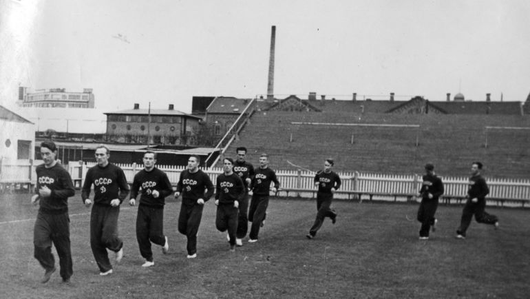 Динамовцы на разминке. Фото ФК Динамовцы на разминке. Фото ФК