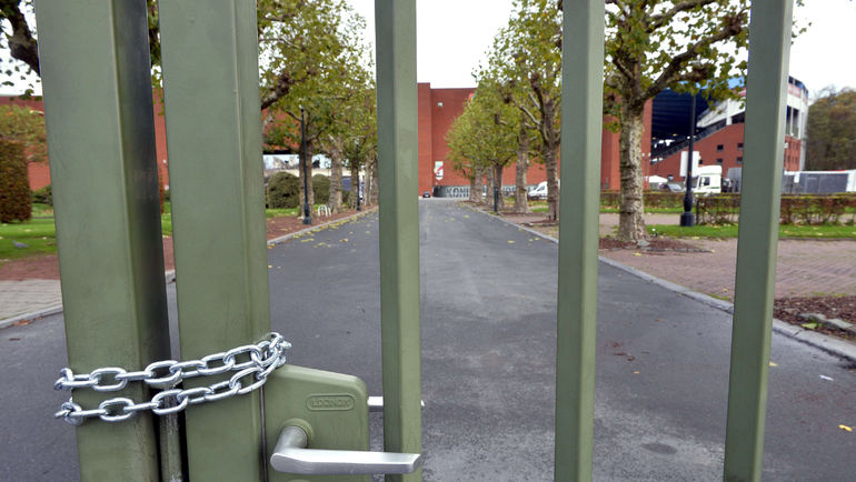 Этот кадр сделан 17 ноября на стадионе в Брюсселе - тогда из-за угрозы терроризма отменили товарищеский матч Бельгия - Испания. Власти Гента пошли по другому пути. Вход на стадион закроют только для избранных. Крайними окажутся болельщики из России. Фото AFP Этот кадр сделан 17 ноября на стадионе в Брюсселе - тогда из-за угрозы терроризма отменили товарищеский матч Бельгия - Испания. Власти Гента пошли по другому пути. Вход на стадион закроют только для избранных. Крайними окажутся болельщики из России. Фото AFP