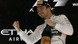 Сегодня. Абу-Даби. Нико РОСБЕРГ празднует победу.