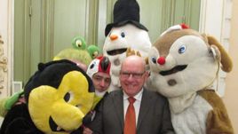 Даниэл ТЕРМОНТ то ли в окружении своих подчиненных, то ли в окружении простых аниматоров.