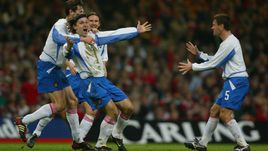 19 ноября 2003 года. Кардифф. Уэльс - Россия - 0:1. Радость Вадима ЕВСЕЕВА после гола.